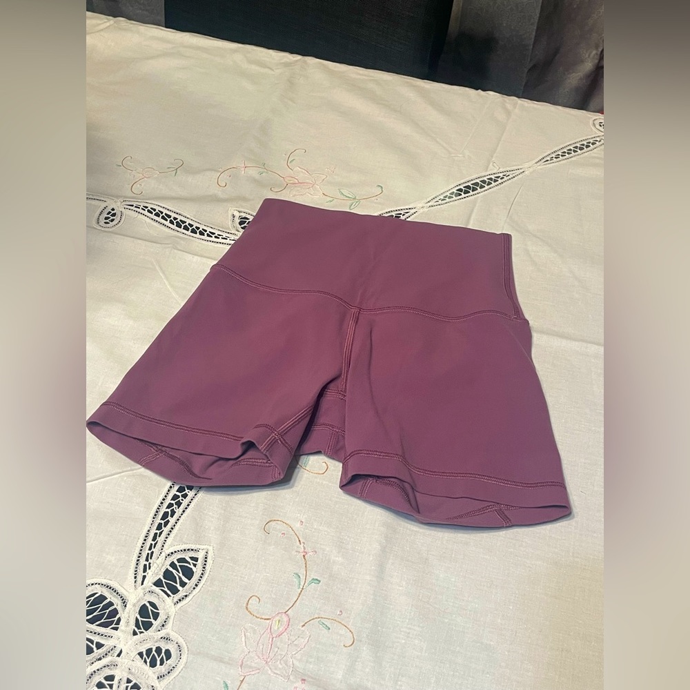 Lululemon Wunder shorts 💜